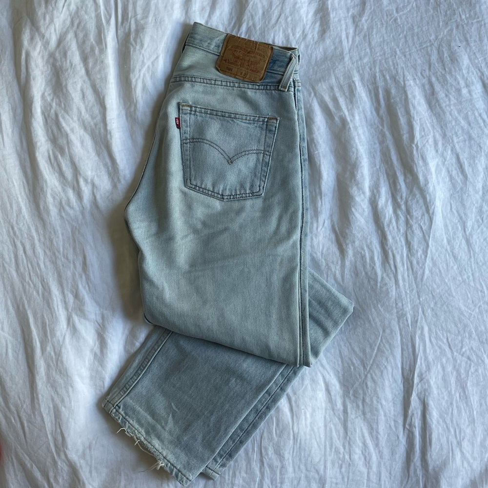 LEVI 501’S LIGHT WASH (aka ur lucky day) distressed straight leg W29 L30